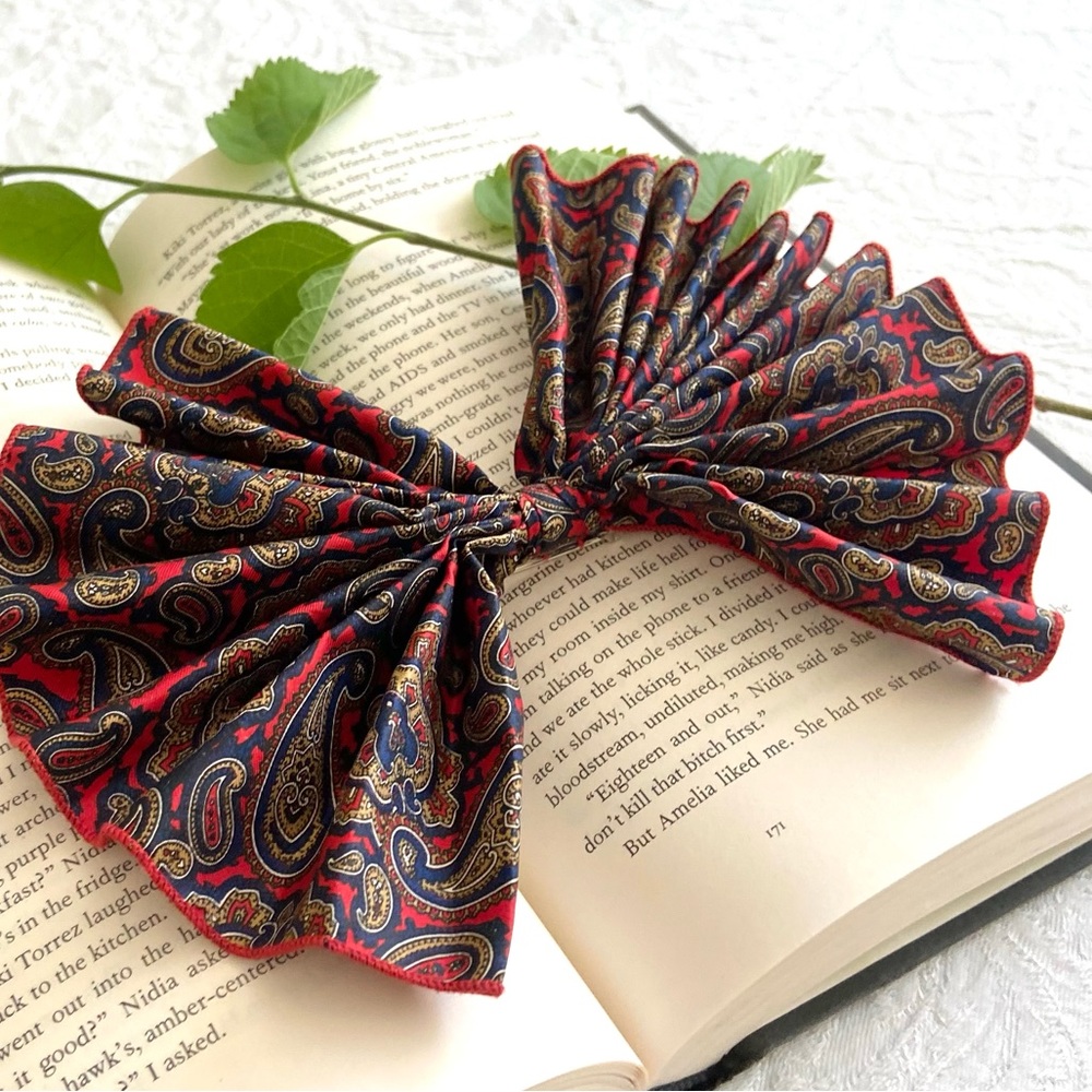 Vintage | Silk Paisley Pleated Lapel/Collar Bow - Picture 5 of 13
